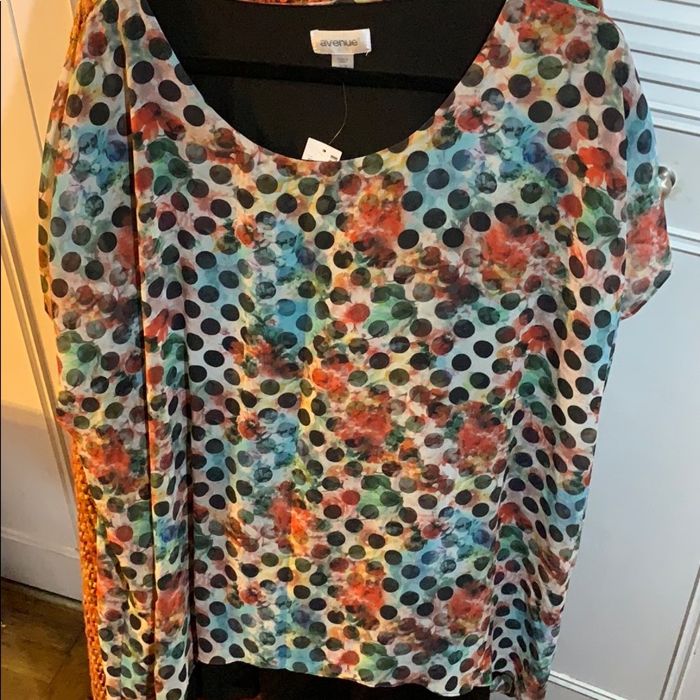NWT Avenue Flowy top that drapes you in a vibrant, fun pattern! Size 26/28